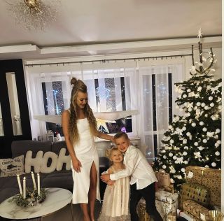 🎄Naše šatočky PEARL sú stvorené pre najkrajšie chvíle roka 🎄Či už ich oblečieš na rodinnú večeru, sviatočné fotenie alebo...